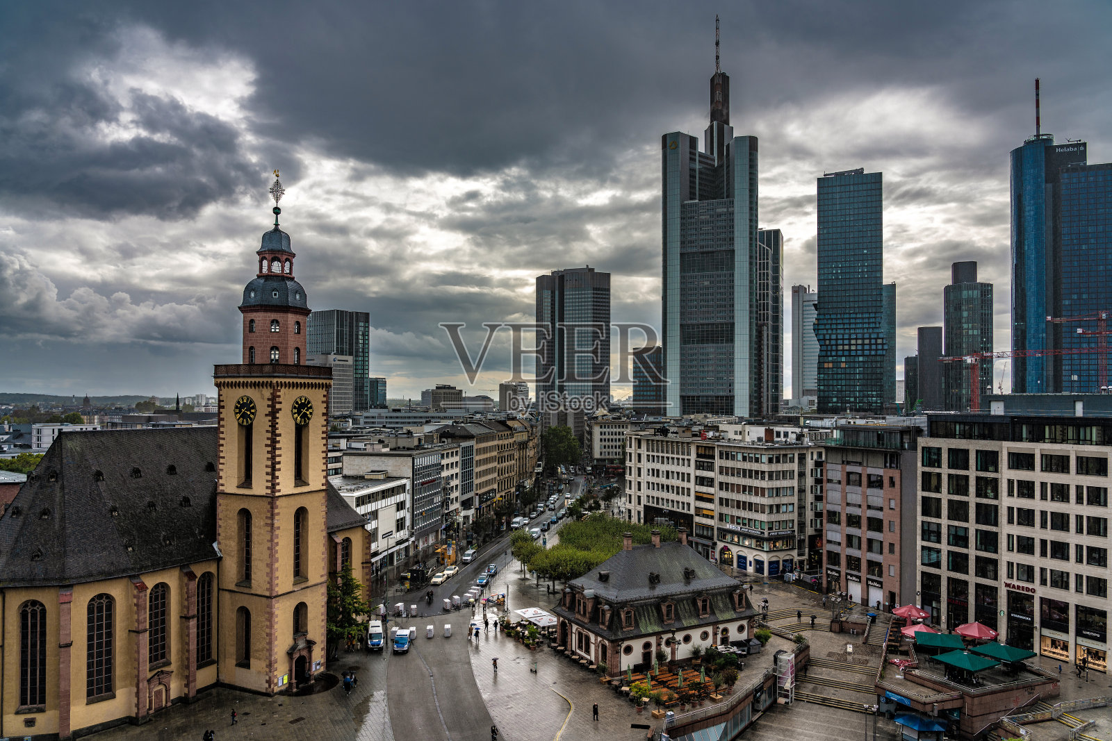 圣凯瑟琳教堂和市中心的天际线照片摄影图片