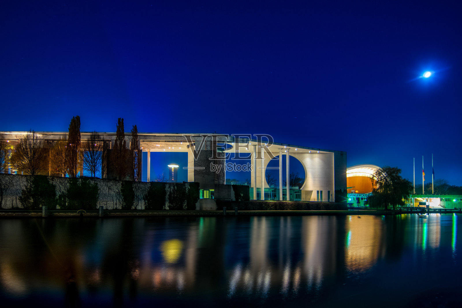 从施普雷河看到的灯火通明的总理府照片摄影图片