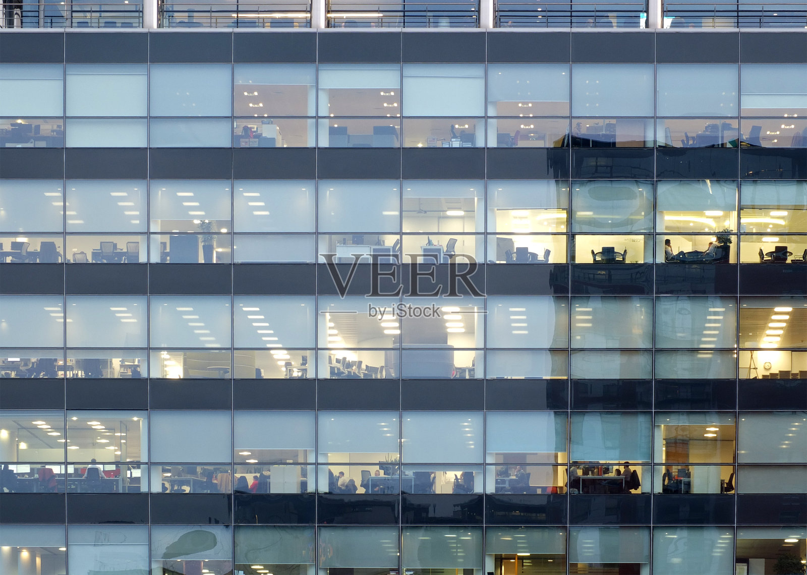 大型现代化办公大楼里的工人晚上灯火通明照片摄影图片