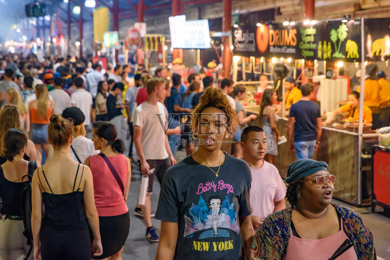 在澳大利亚墨尔本的维多利亚女王夜市，一群人在等待夏天的到来照片摄影图片