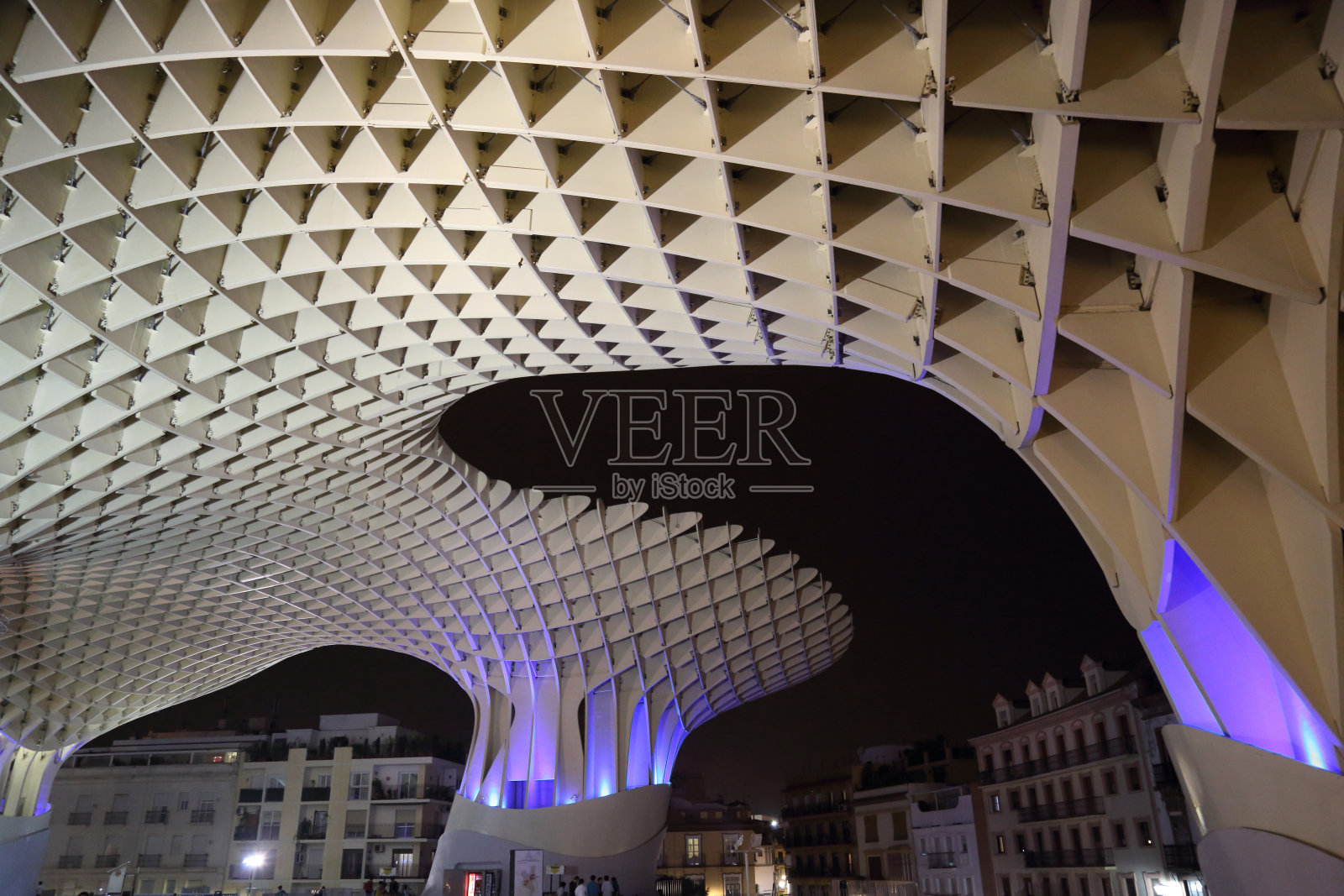 Metropol Parasol(建筑师Jurgen Mayer H)位于欧洲最大的木结构建筑Plaza de la encaracion照片摄影图片