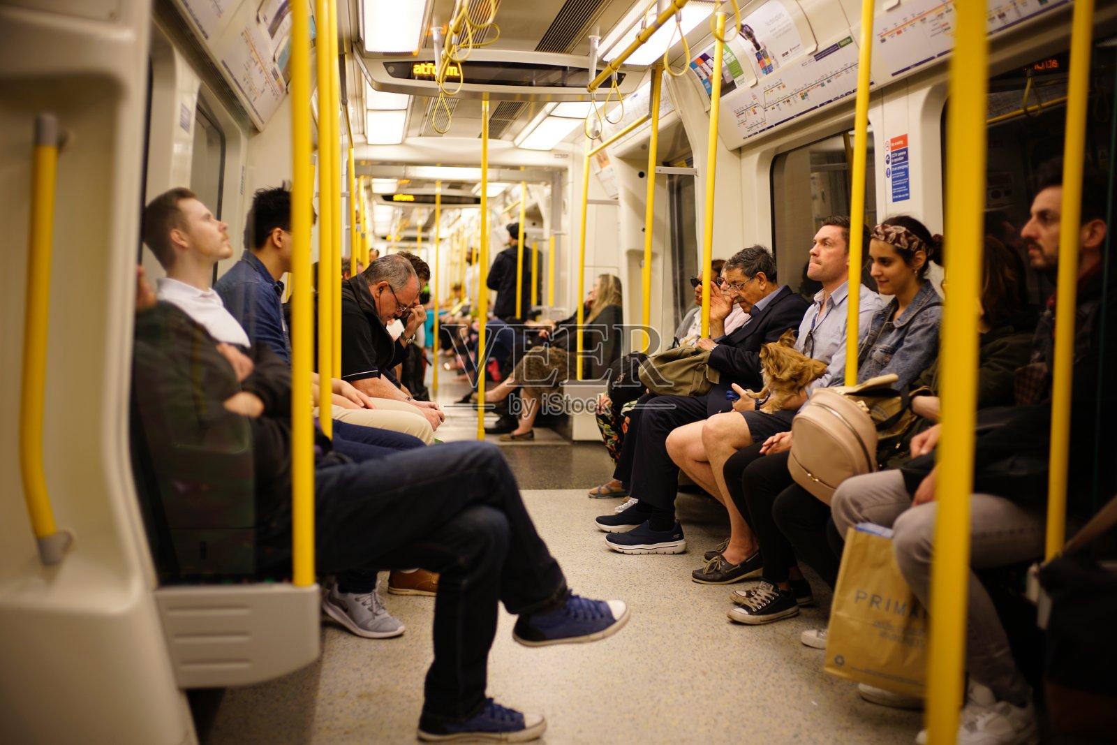 在伦敦地铁中乘坐地铁的乘客照片摄影图片