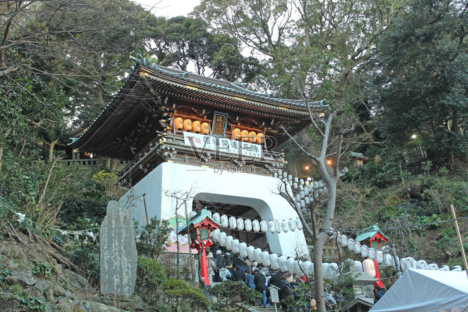 日本正南的Enoshima神社入口。照片摄影图片