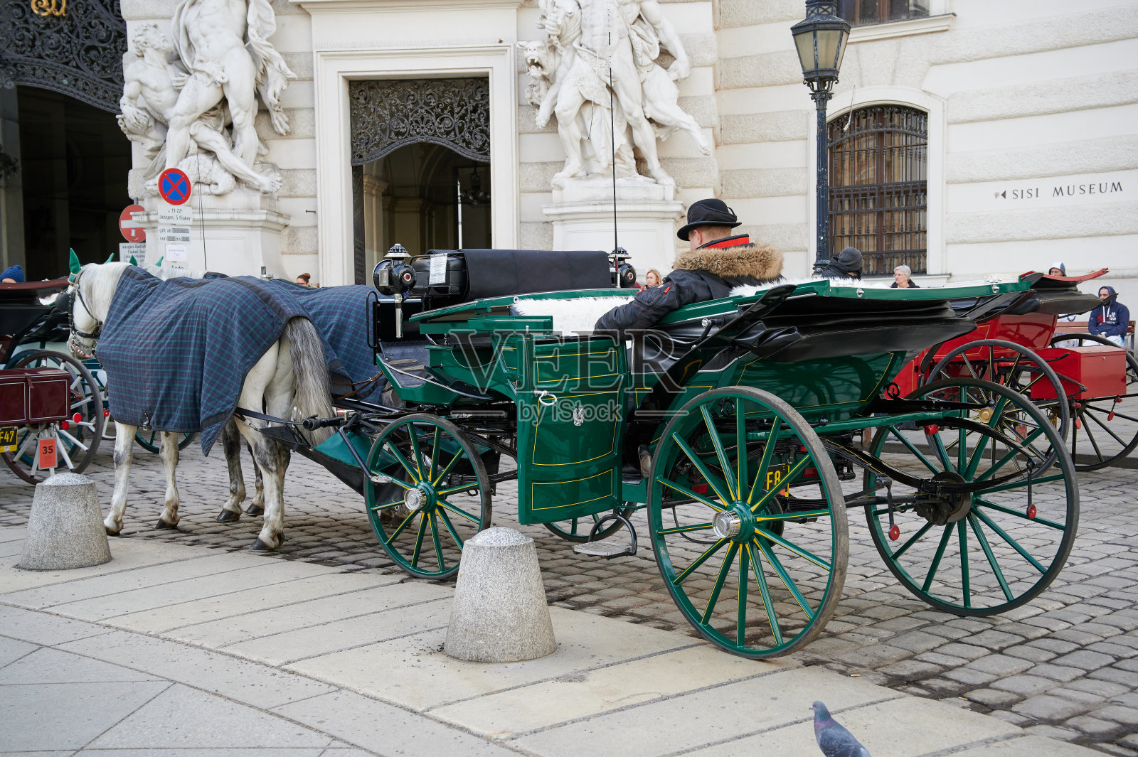 奥地利维也纳霍夫堡前的马车照片摄影图片
