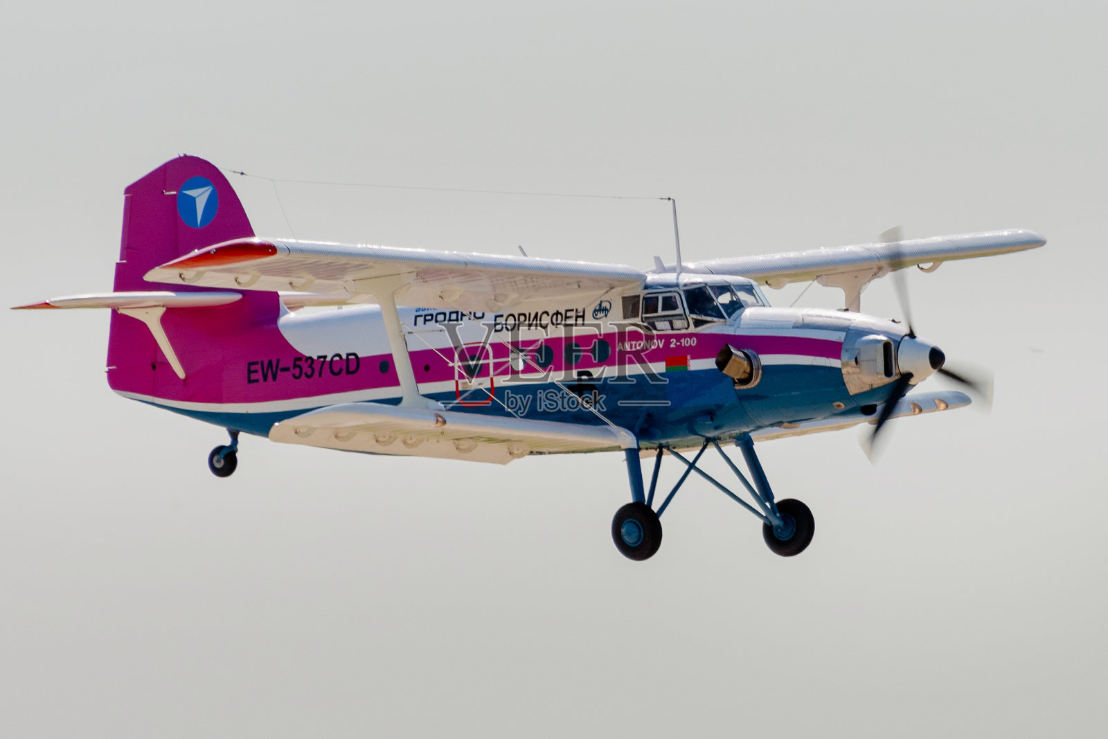 小飞机在天空中照片摄影图片