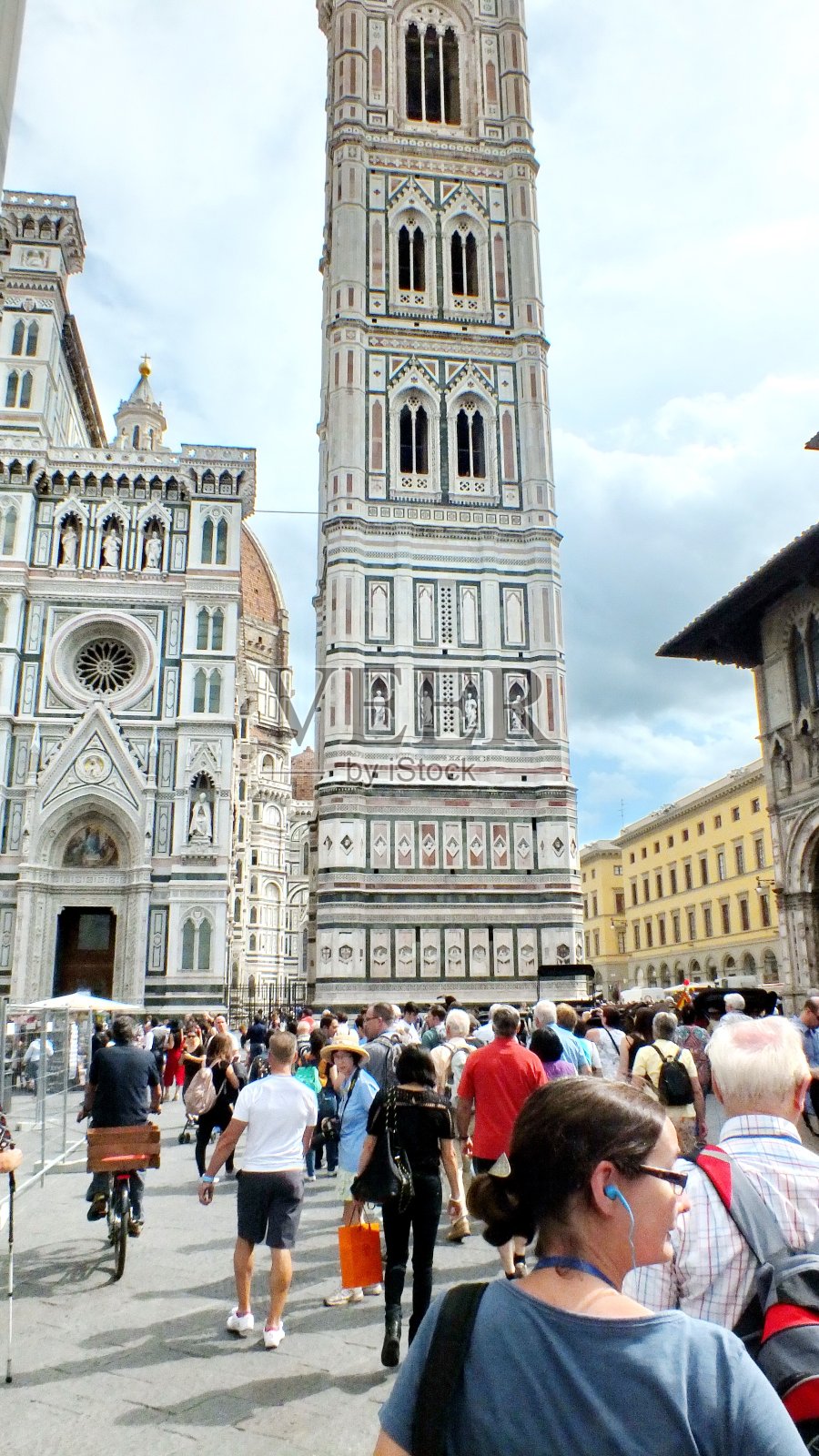 佛罗伦萨大教堂外的游客照片摄影图片