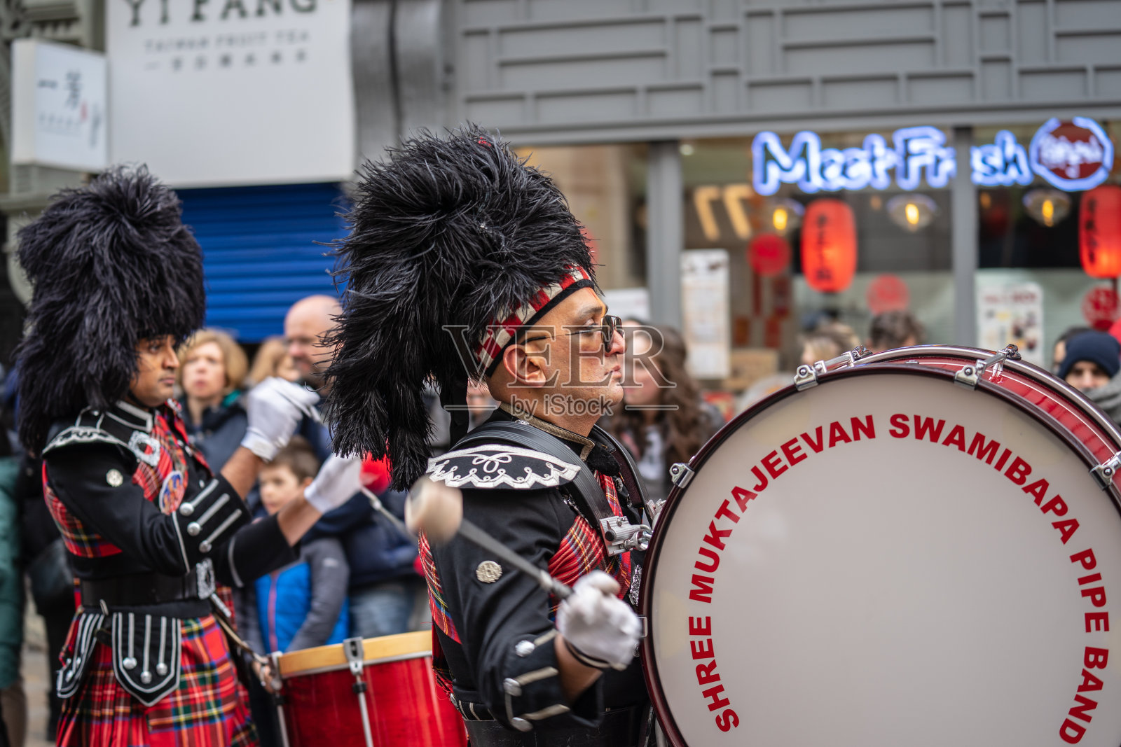 伦敦唐人街游行队伍中的 Shree Muktajeevan Swamibapa 管乐队，庆祝中国新年照片摄影图片