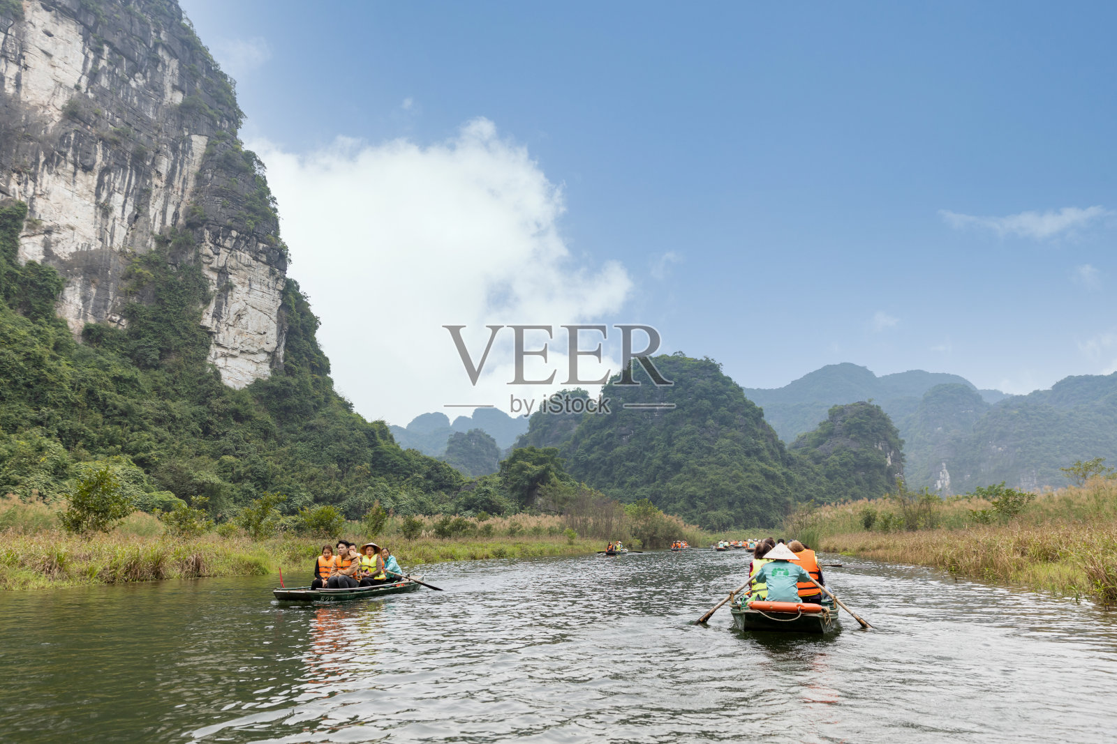 长安景区风光：游客乘小船沿河游览照片摄影图片