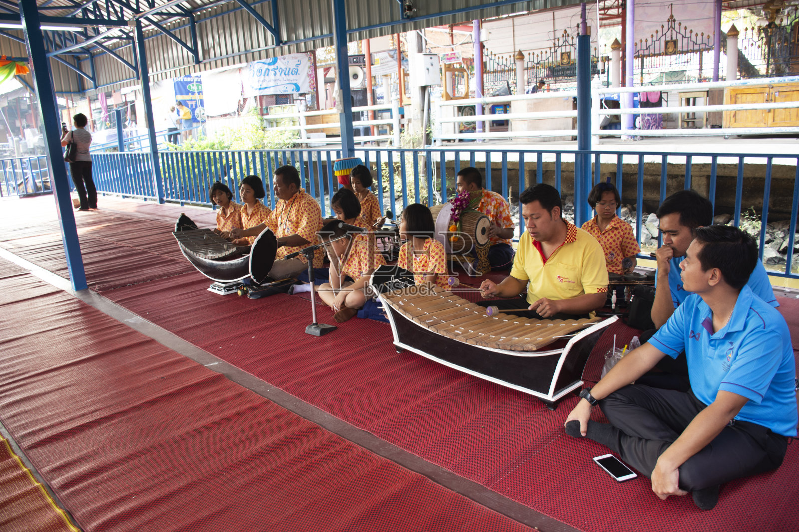 泰国学生乐队演奏传统的泰国乐器照片摄影图片
