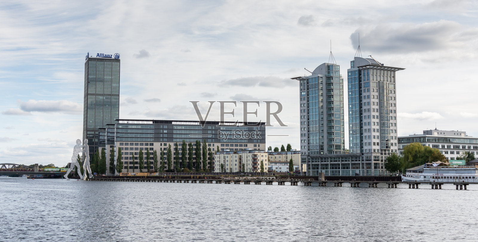 沿着施普雷河畔漫步照片摄影图片