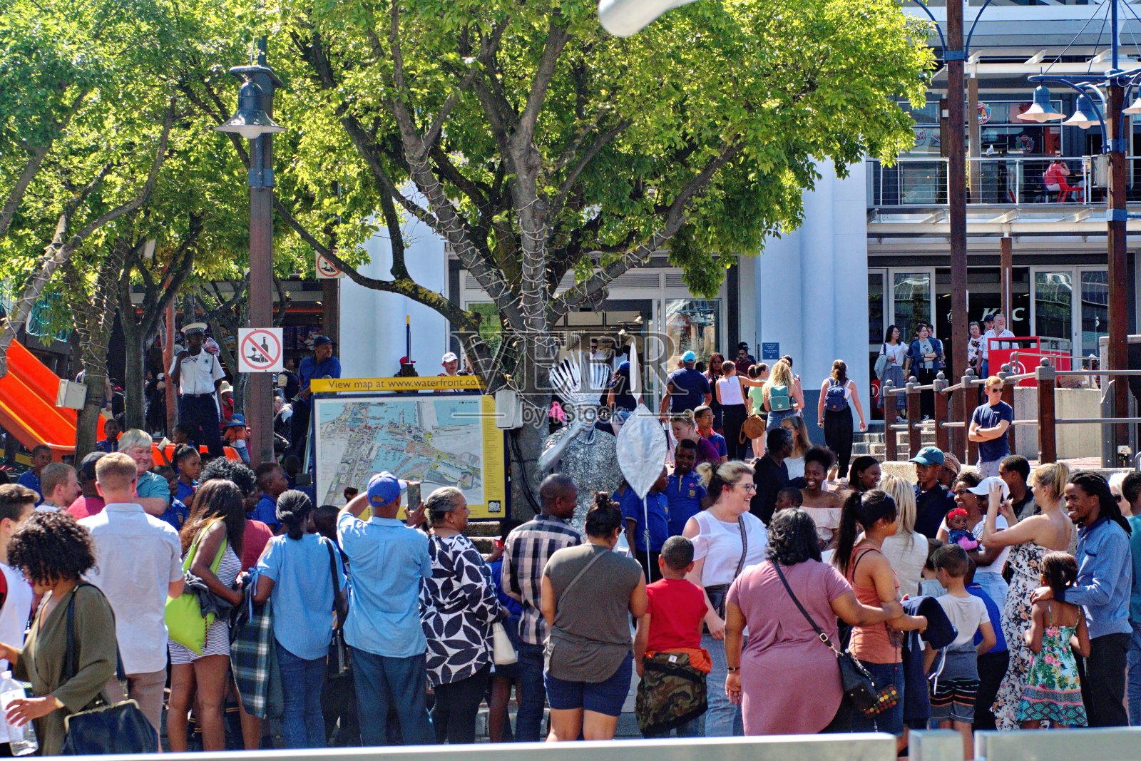 游客在V&A海滨照片摄影图片