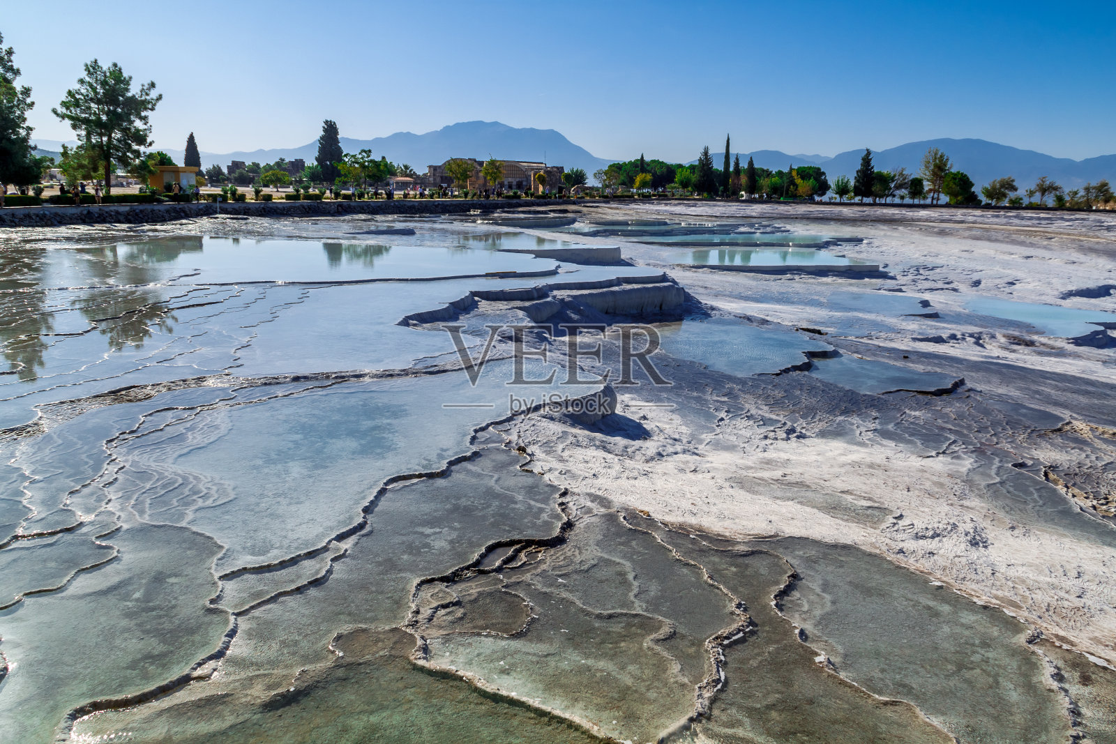 土耳其Pamukkale天然水池中的碳酸盐钙华照片摄影图片