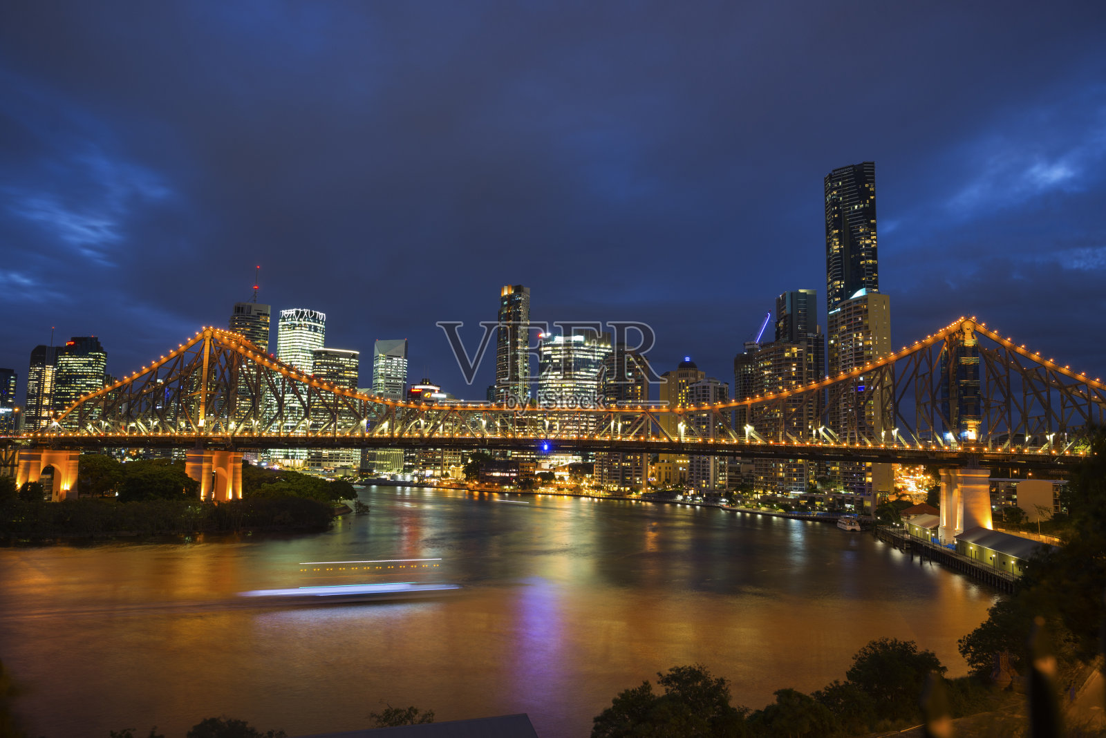 故事桥在天黑后亮了起来照片摄影图片