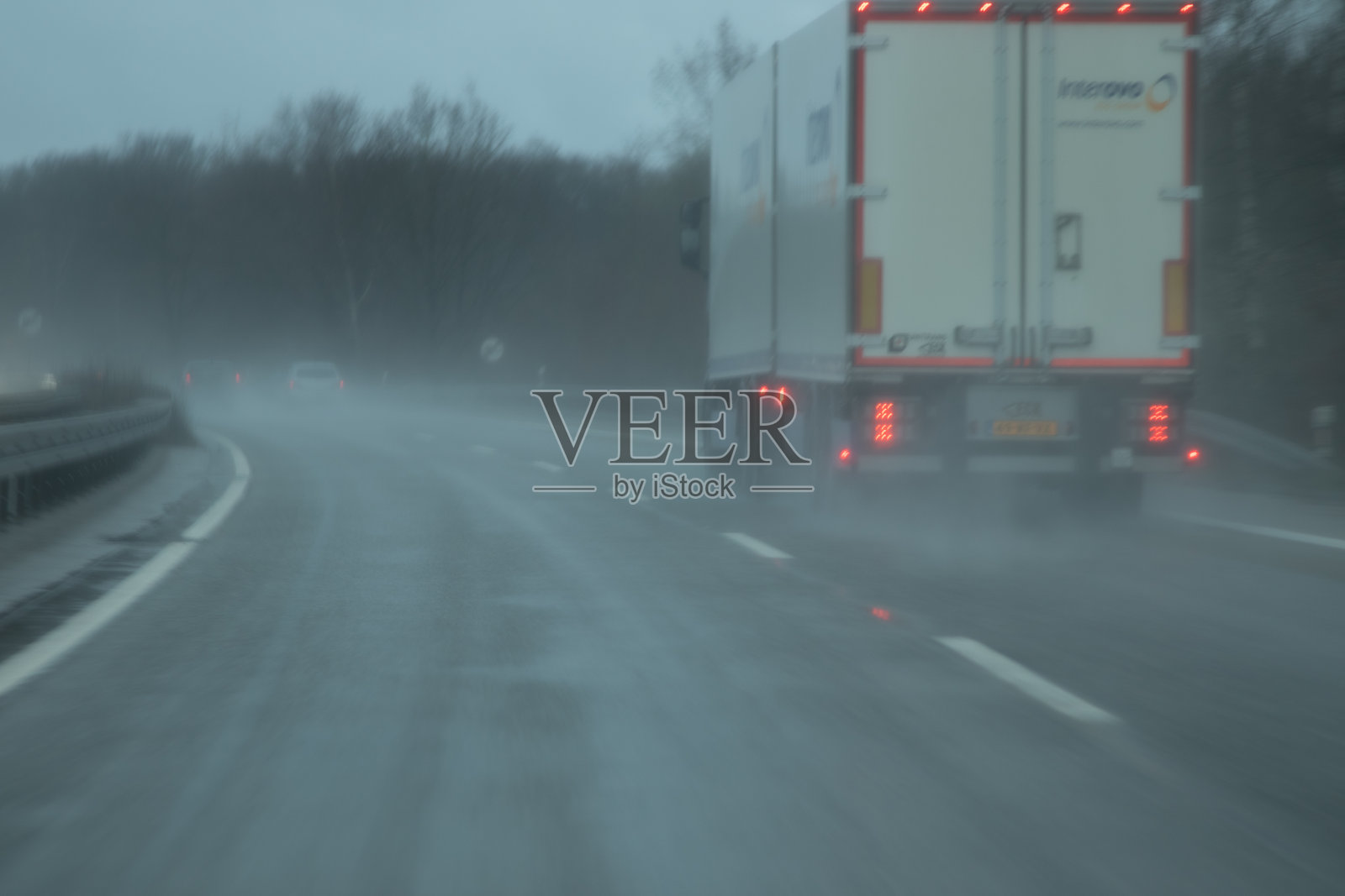 水引浅场效应深度。背光是照片中唯一有颜色的部分照片摄影图片