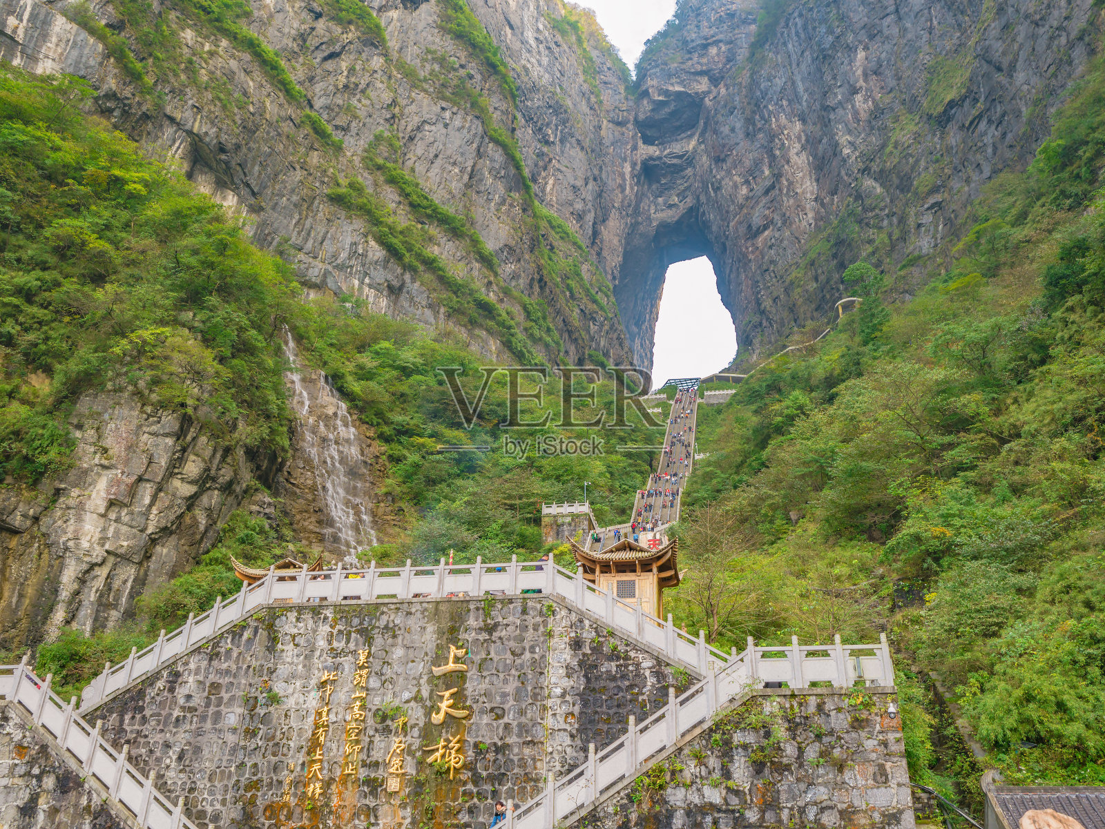 中国张家界天门山国家公园的天门洞。中国湖南张家界市的旅游目的地天门山照片摄影图片