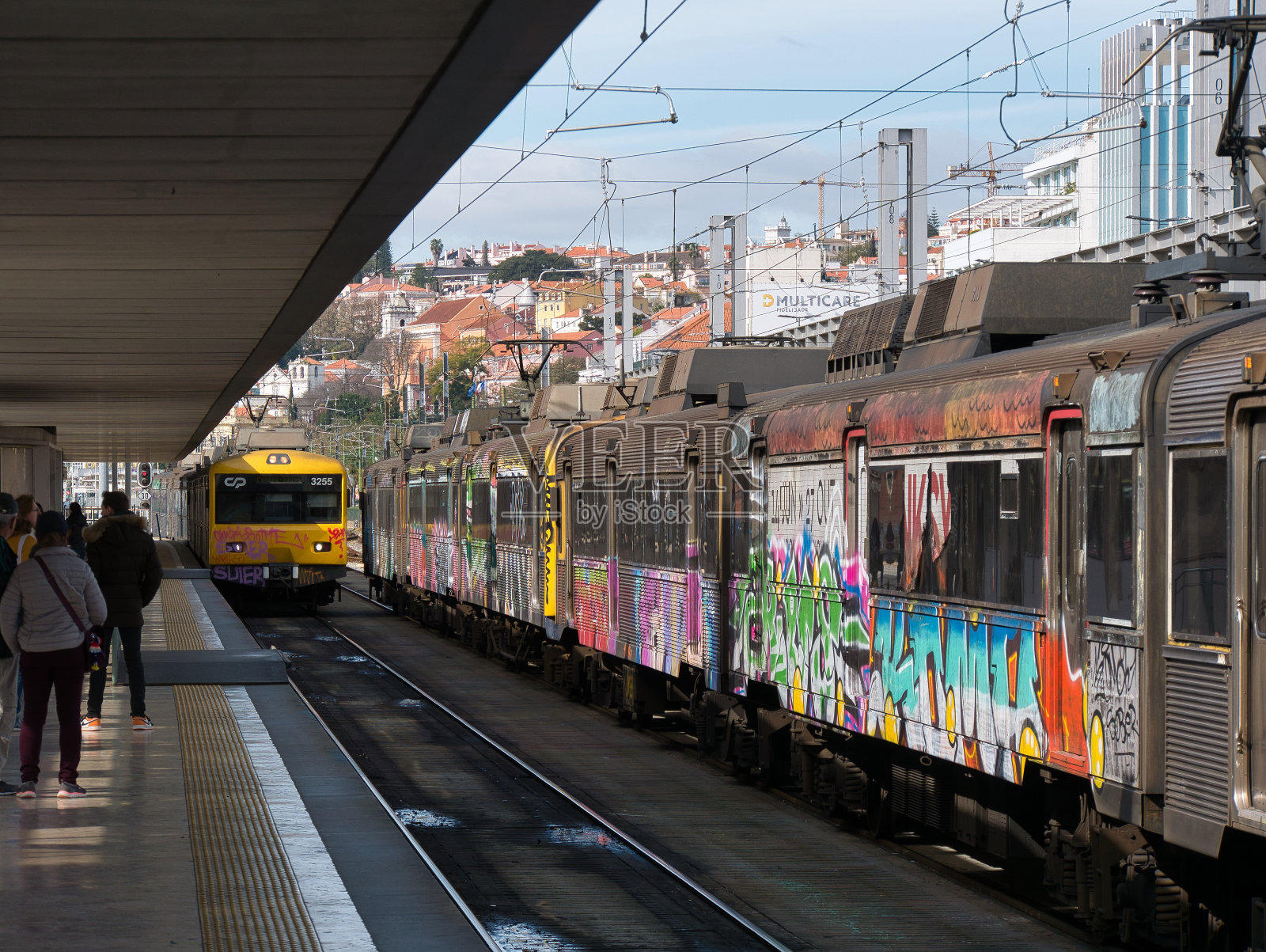 葡萄牙里斯本，驶入站台的城际列车照片摄影图片