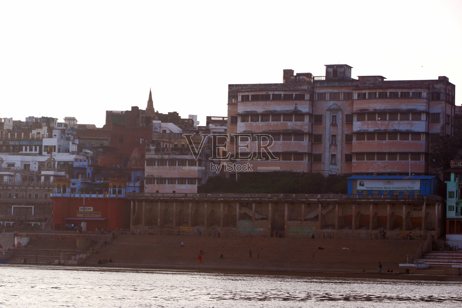 瓦拉纳西恒河边的建筑和码头照片摄影图片