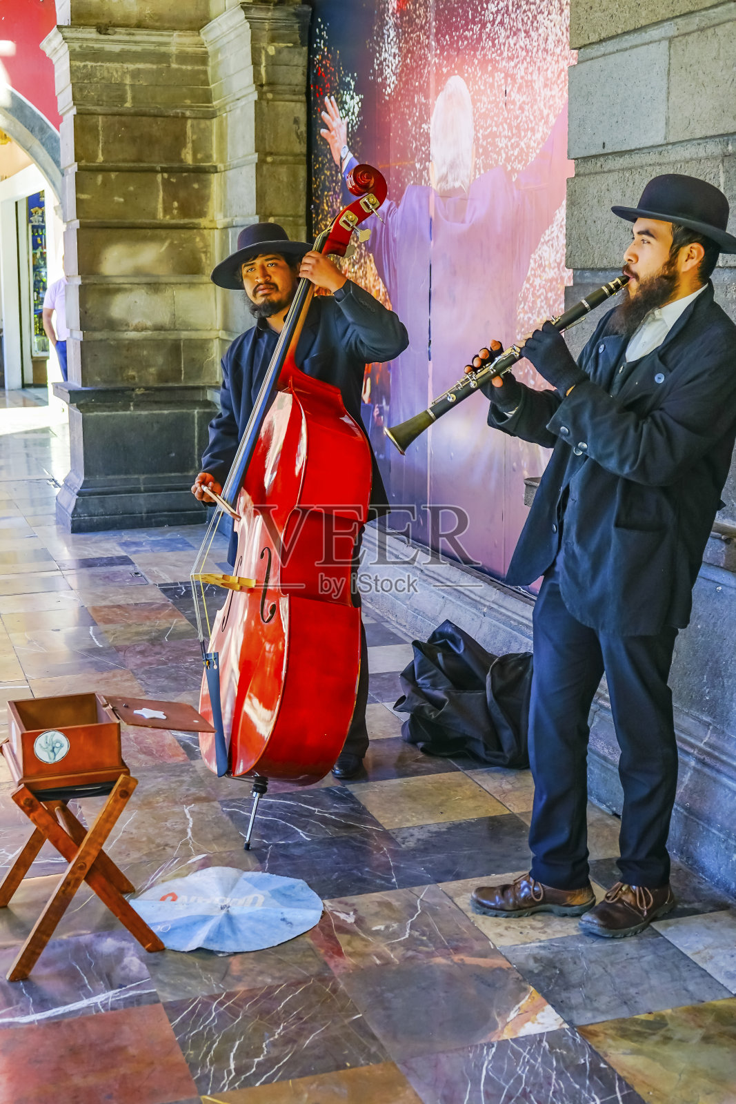 墨西哥普埃布拉的犹太音乐街头表演者照片摄影图片