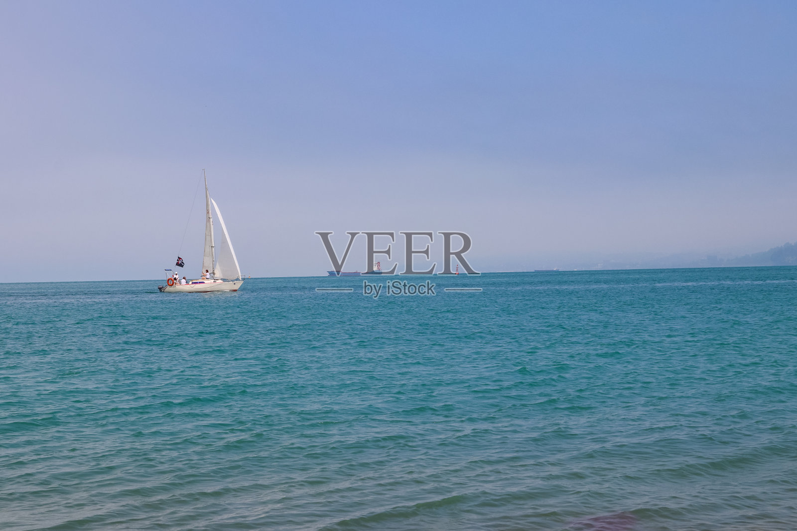 格鲁吉亚巴统附近黑海上的一艘白帆帆船照片摄影图片