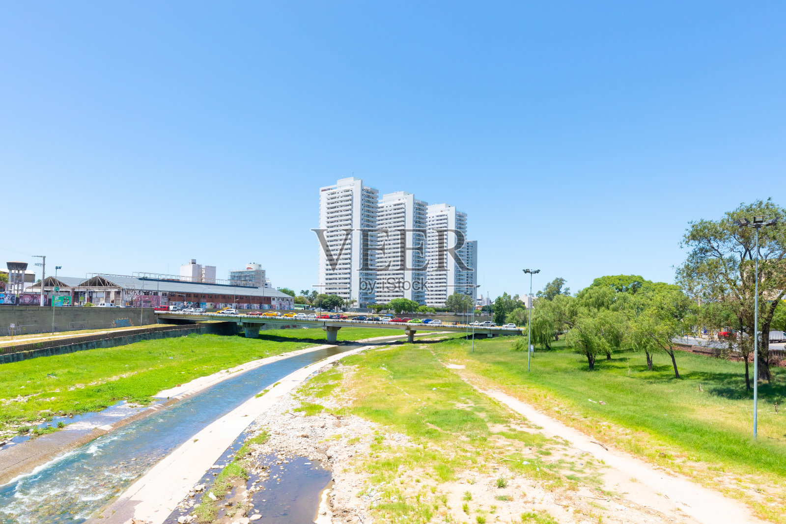 阿根廷科尔多瓦阿尔伯蒂区红杉河上的摩天大楼照片摄影图片