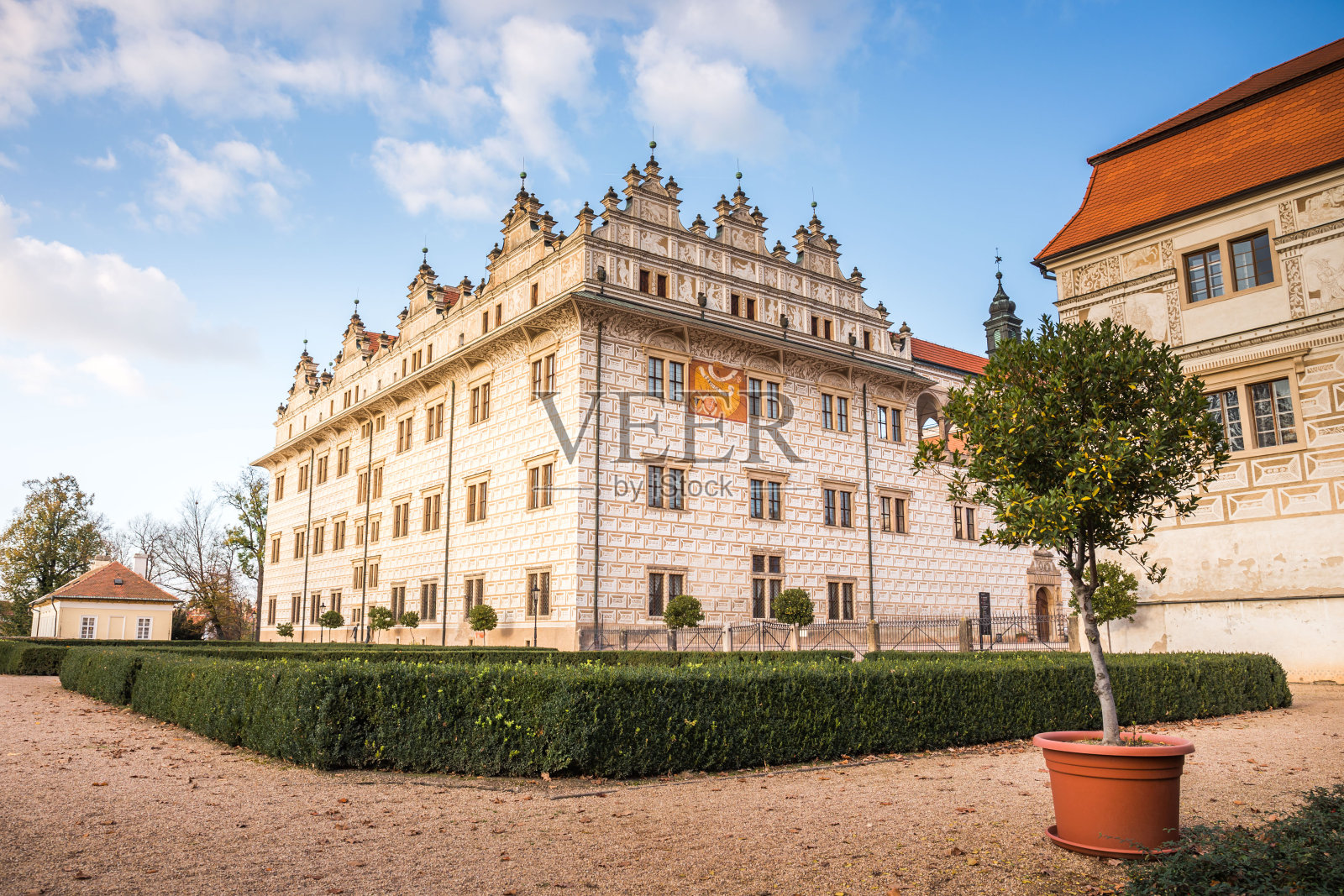 Litomysl城堡，捷克共和国文艺复兴时期最大的城堡之一。联合国教科文组织世界遗产。晴朗的天气，天空中有几朵云。照片摄影图片