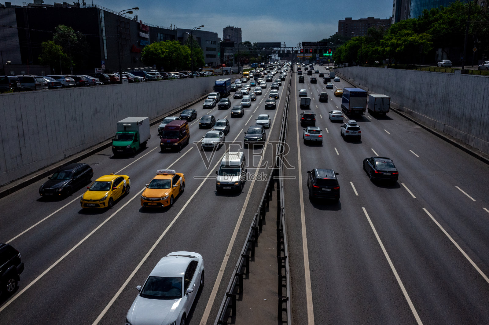 繁忙的街道在一个阳光明媚的日子照片摄影图片