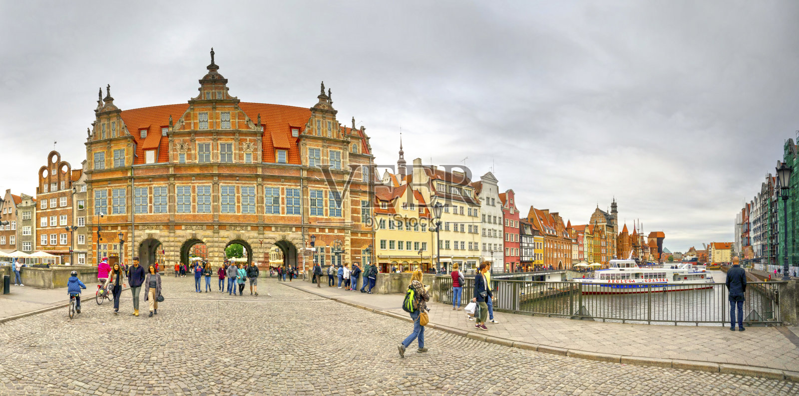 石头街道和游客格但斯克照片摄影图片