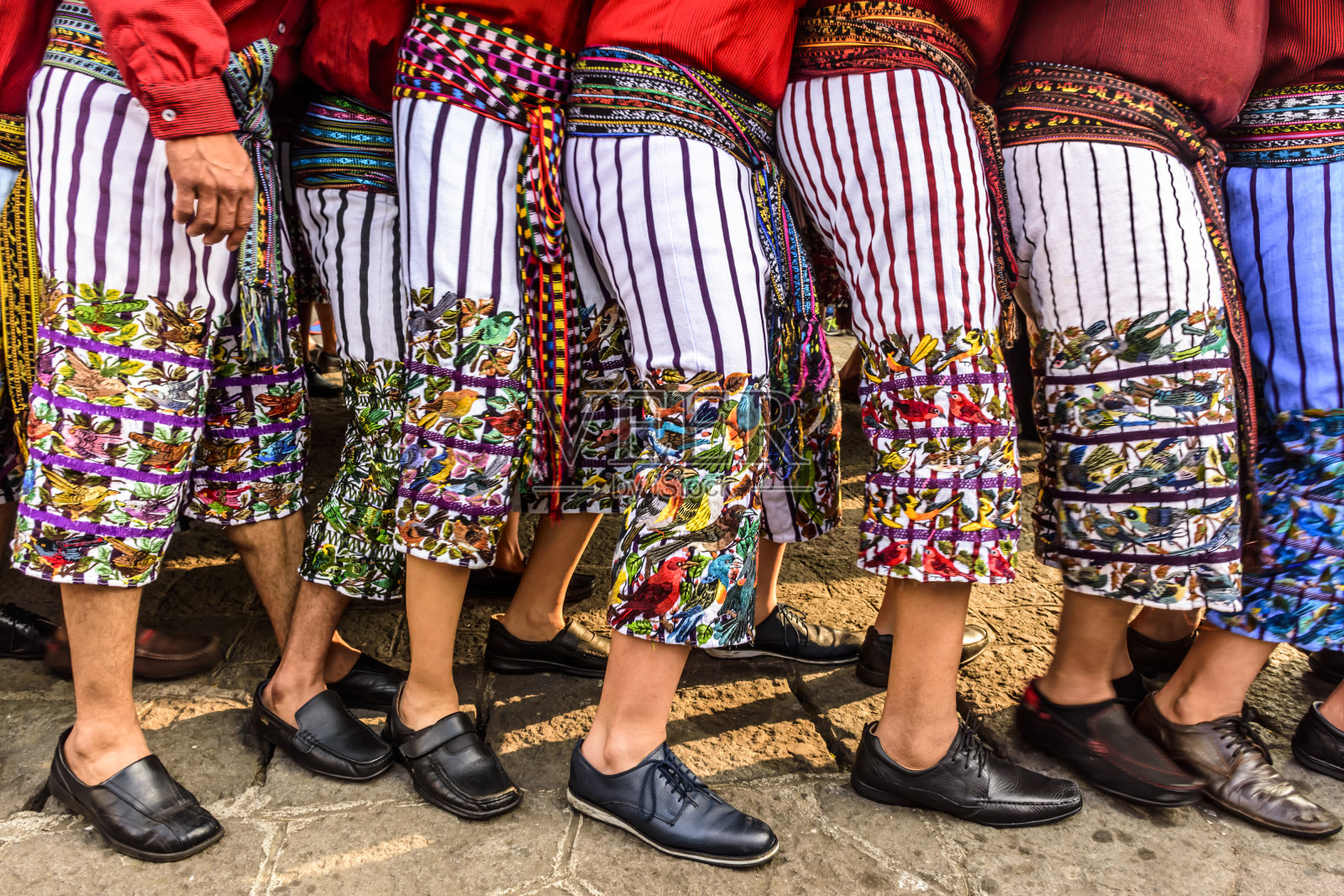 玛雅人绣花短裤的特写在耶稣受难日游行,圣地亚哥阿提特兰,阿提特兰湖,危地马拉照片摄影图片