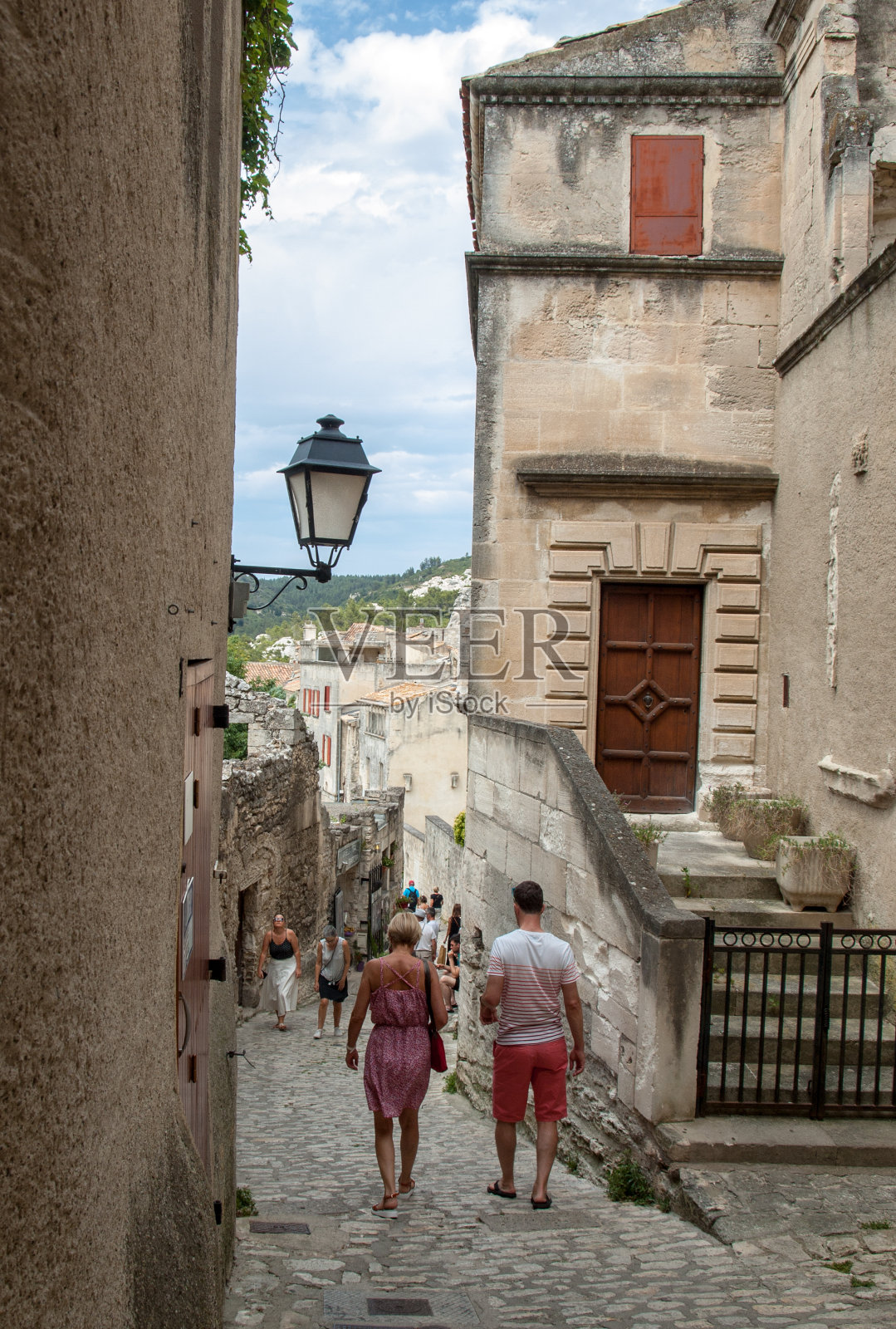 普罗旺斯的中世纪村庄里的街道。现在，Les Baux完全被旅游业所取代，它是法国最风景如画的村庄之一照片摄影图片
