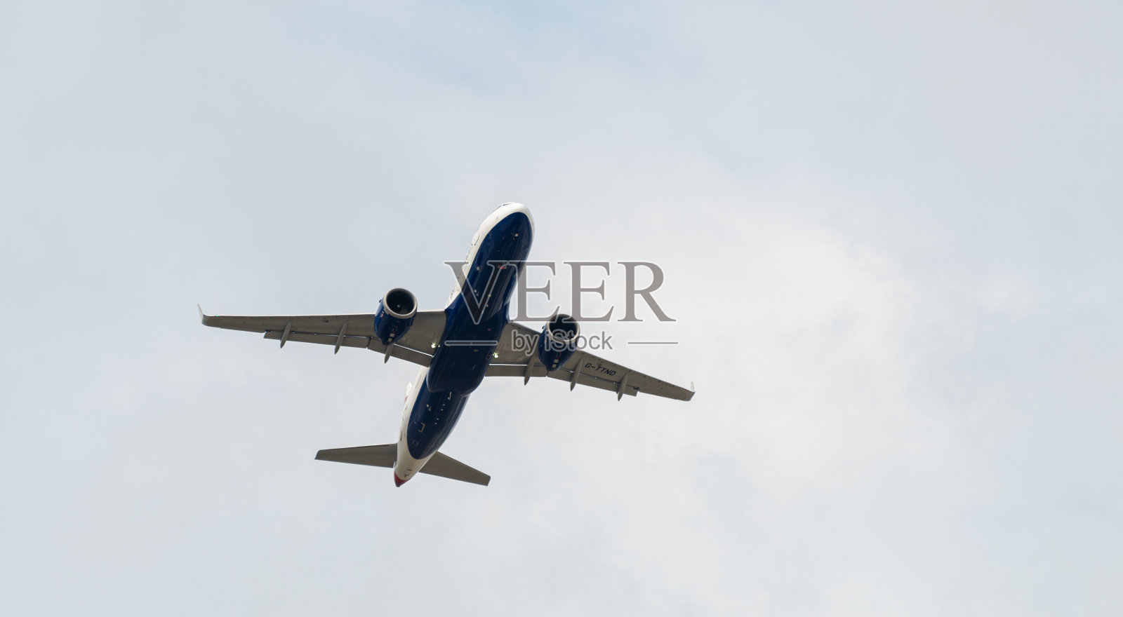 英国航空公司空客A320-251N登记号G-TTND，航次BA646从希思罗机场起飞飞往凯法洛尼亚，从默特尔大道看到照片摄影图片