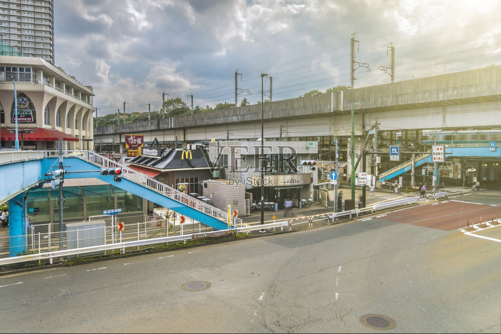 鸟瞰图的购物中心和警察前哨王子十字路口前的JR王子火车站在日本东京的北区。照片摄影图片