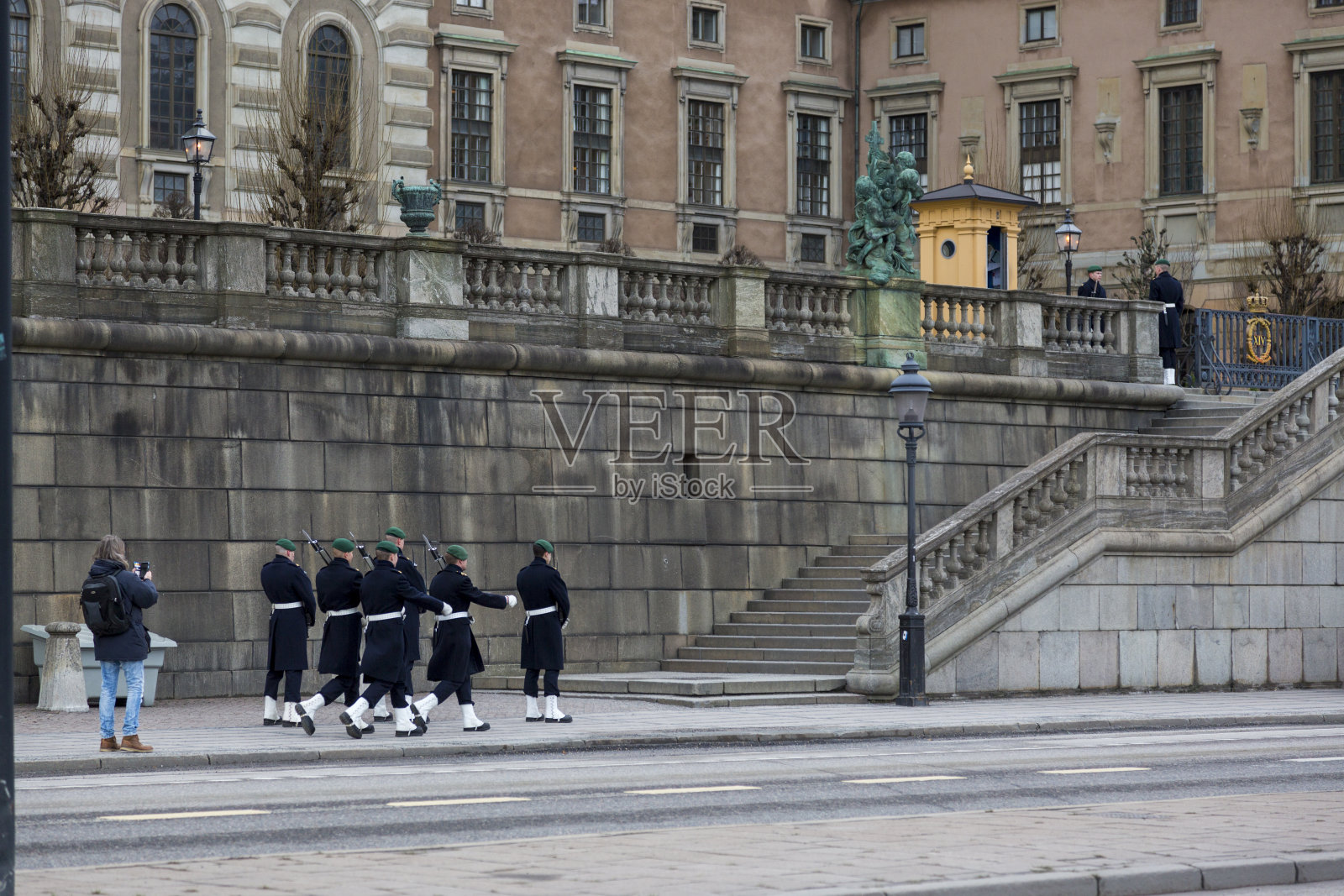 位于斯德哥尔摩市中心斯塔霍尔门岛的主要步道上的瑞典君主官邸附近的仪仗队。照片摄影图片