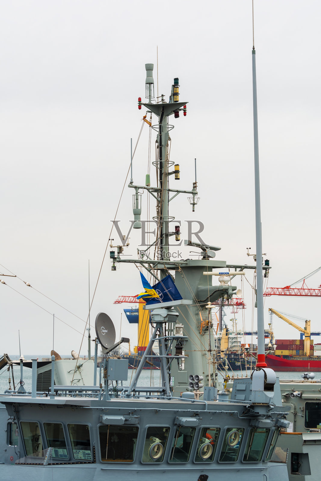 乌克兰敖德萨——2017年3月18日:在敖德萨港，军舰停泊在北约第二常设海军排雷小组的交汇处。海军扫雷舰-德国M1061罗特韦尔照片摄影图片