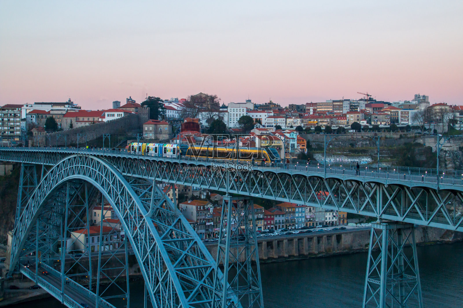 波尔图桥上的地铁(D线)。照片摄影图片