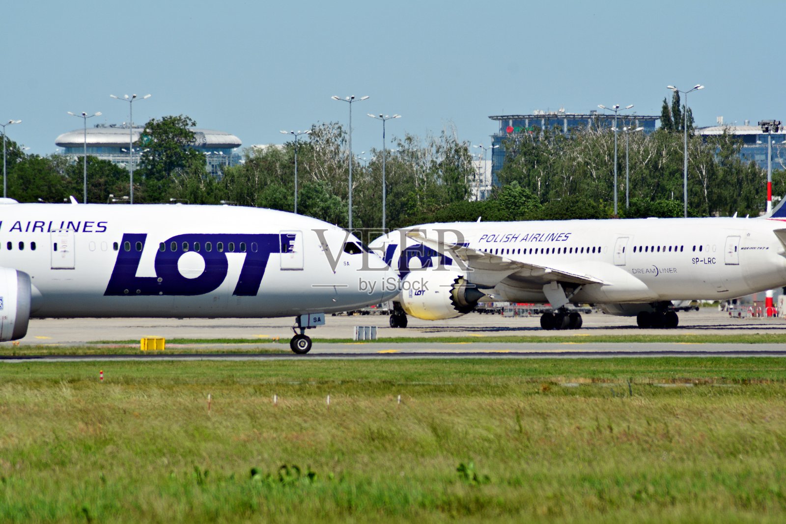 降落后转向停机坪。飞机线路PLL LOT在华沙机场。SP-LSA -波音787-9梦幻客机照片摄影图片