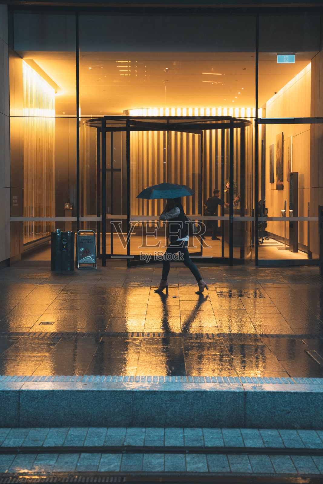 澳大利亚悉尼：2020年2月7日，强降雨袭击东部海域，给悉尼带来山洪、强风和巨浪。照片摄影图片