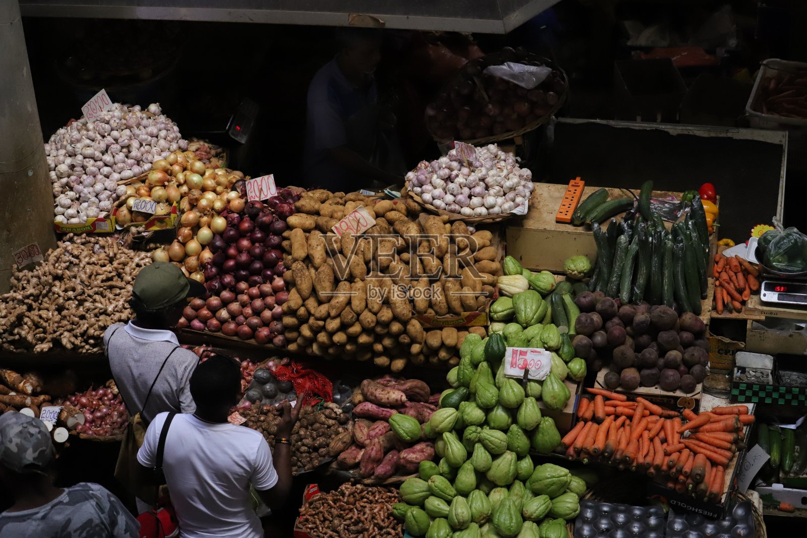 路易港中心市场:毛里求斯小贩售卖蔬菜照片摄影图片