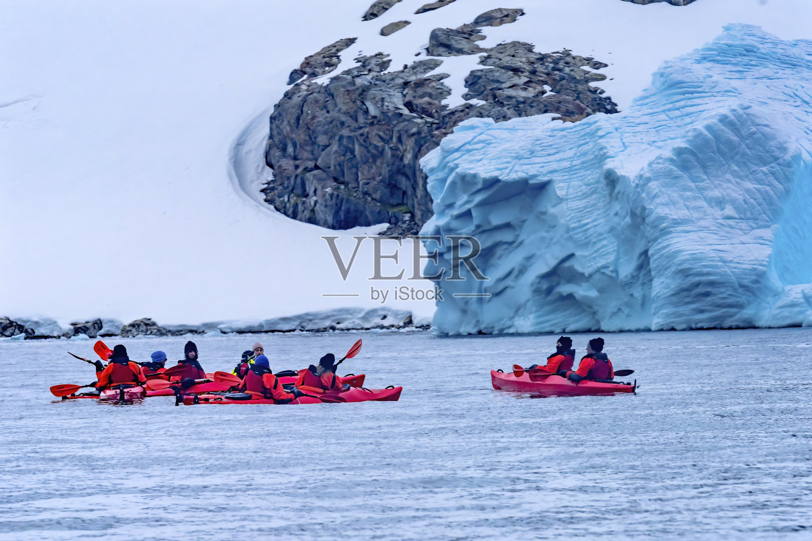 红色皮划艇、游客、冰雪冰川、南极洲夏洛特湾照片摄影图片