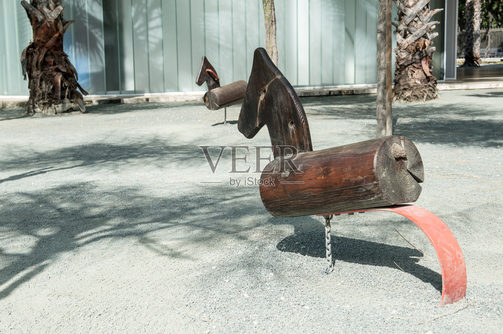 游乐园里的摇摇马照片摄影图片