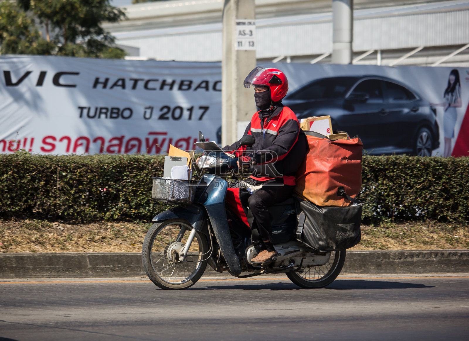 泰国邮政的邮递员和摩托车照片摄影图片