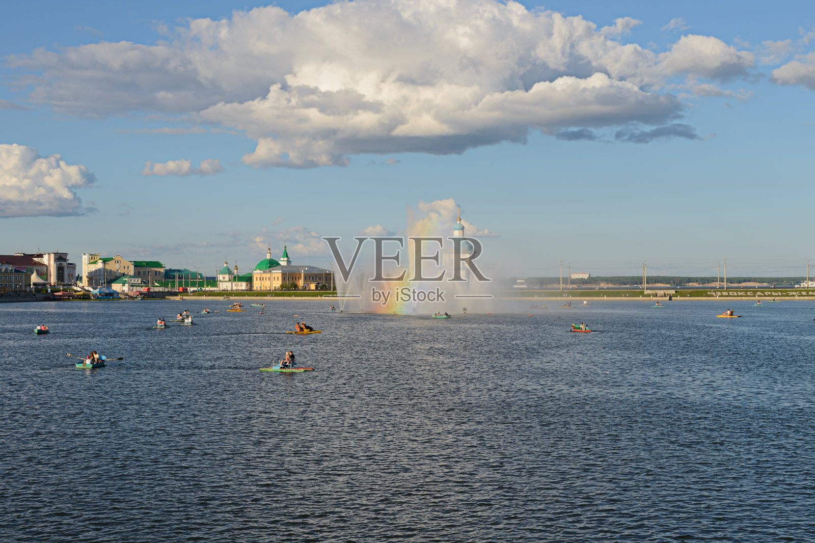人们在喷泉周围乘坐双体船和船只。俄罗斯切博克萨雷照片摄影图片