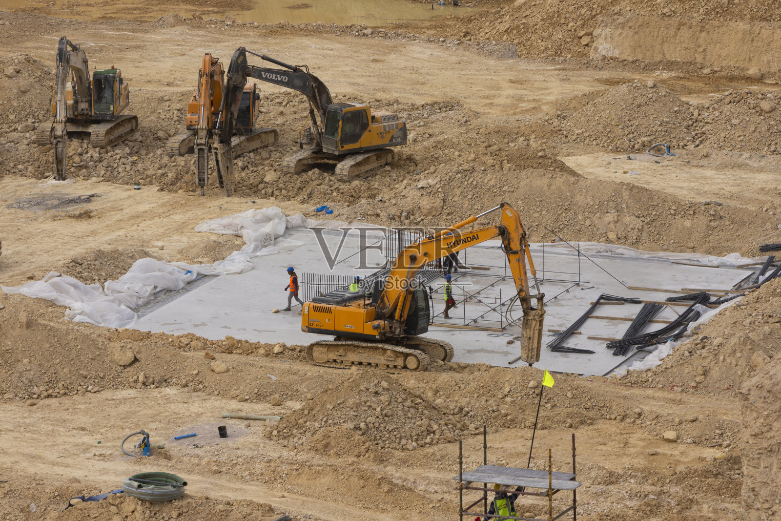 挖掘机、工人和工程师照片摄影图片