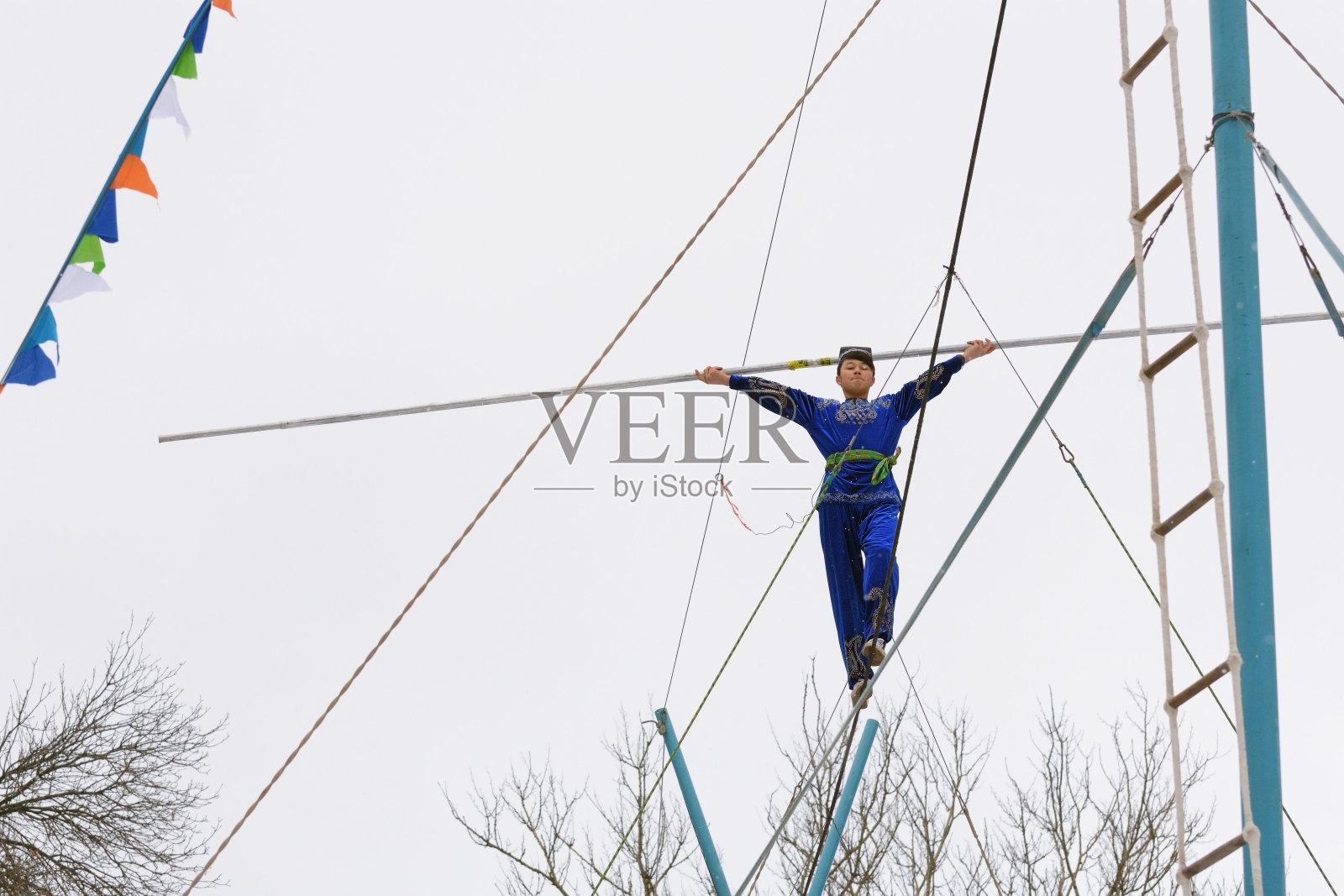 乌兹别克斯坦走钢丝演员的演讲照片摄影图片