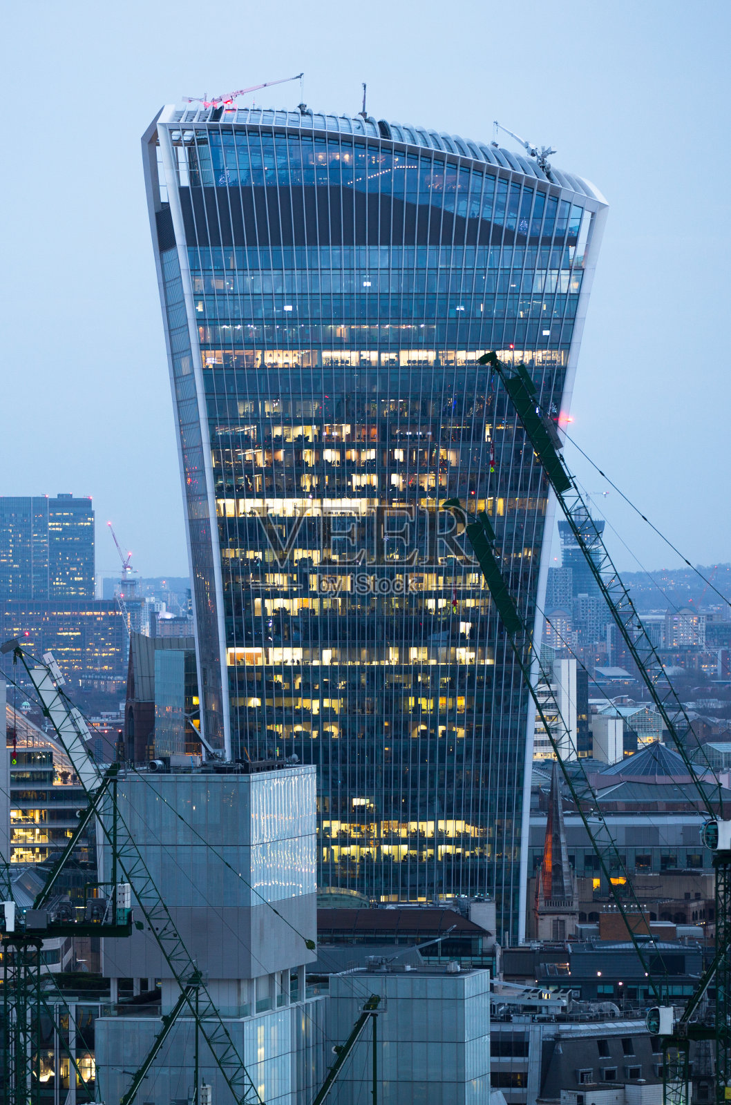 日落时分的伦敦城的办公大楼。照片摄影图片