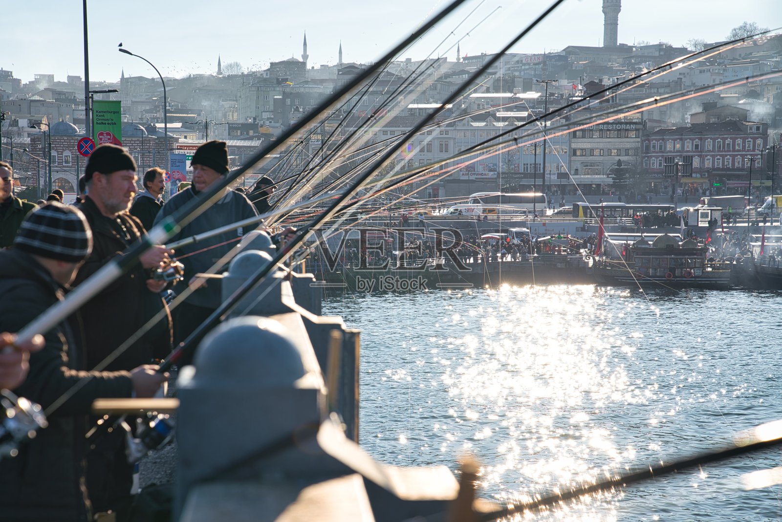 土耳其伊斯坦布尔加拉塔大桥上的渔民照片摄影图片