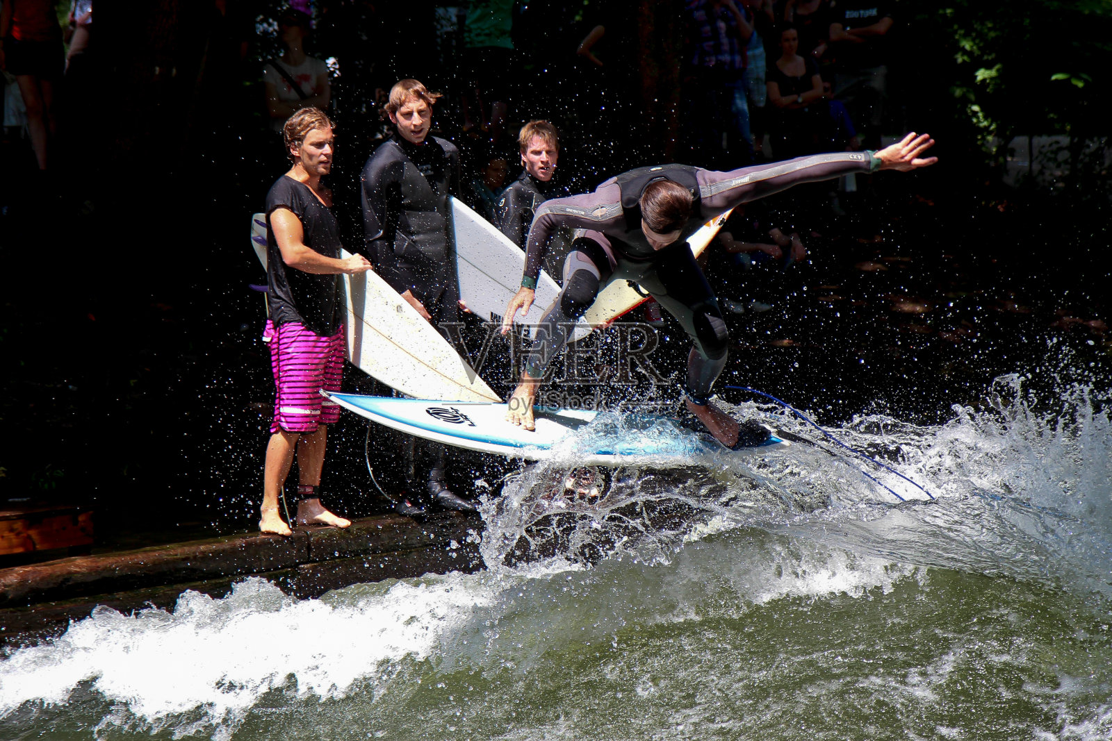德国慕尼黑：城市河流Eisbach中的冲浪者照片摄影图片