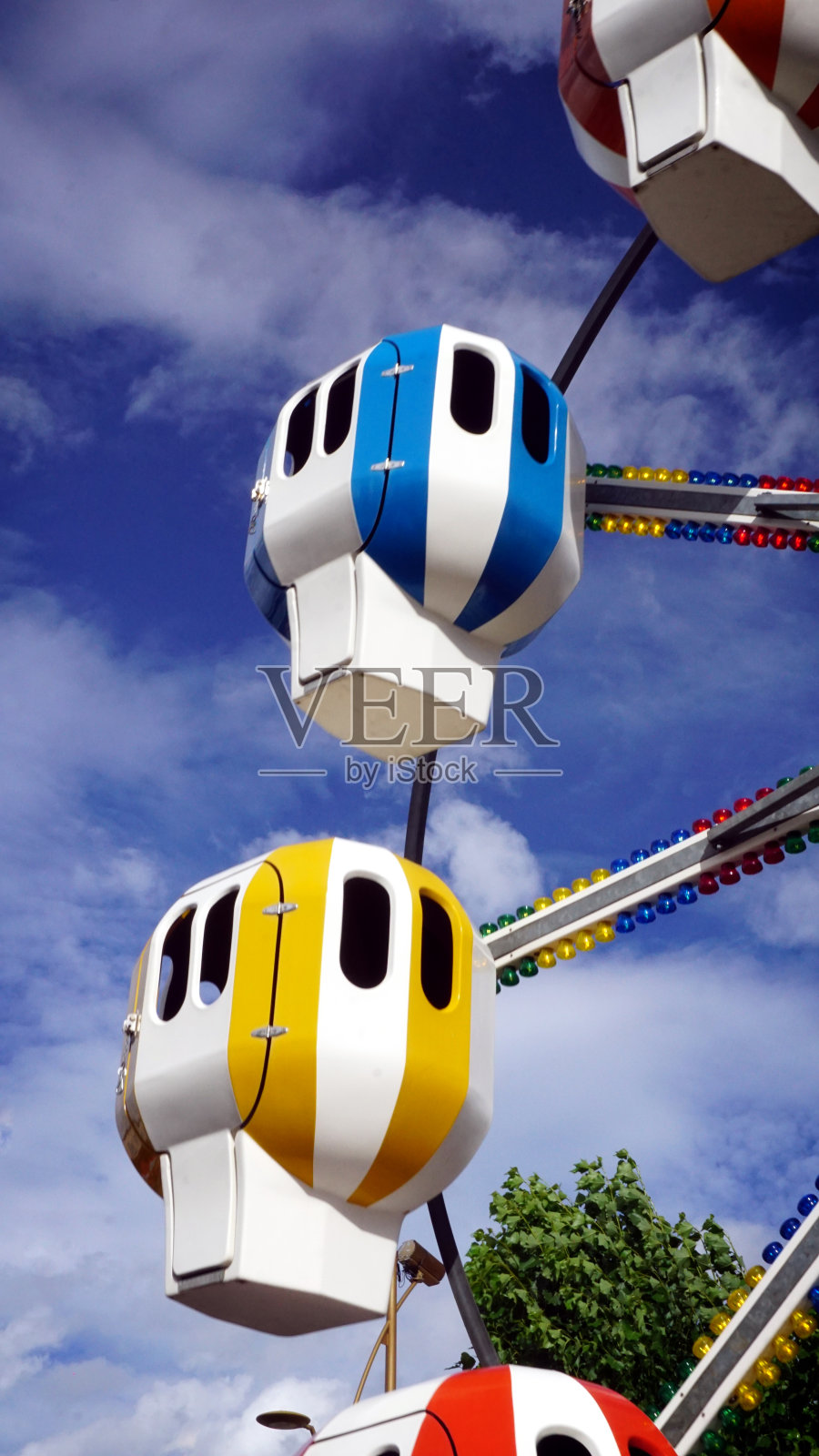 彩色儿童摩天轮车照片摄影图片