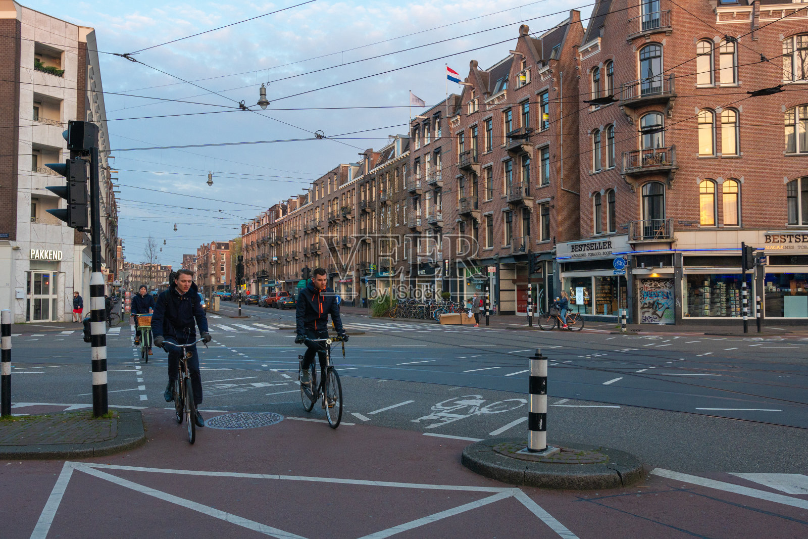 男人骑自行车在阿姆斯特丹的街道上上班照片摄影图片