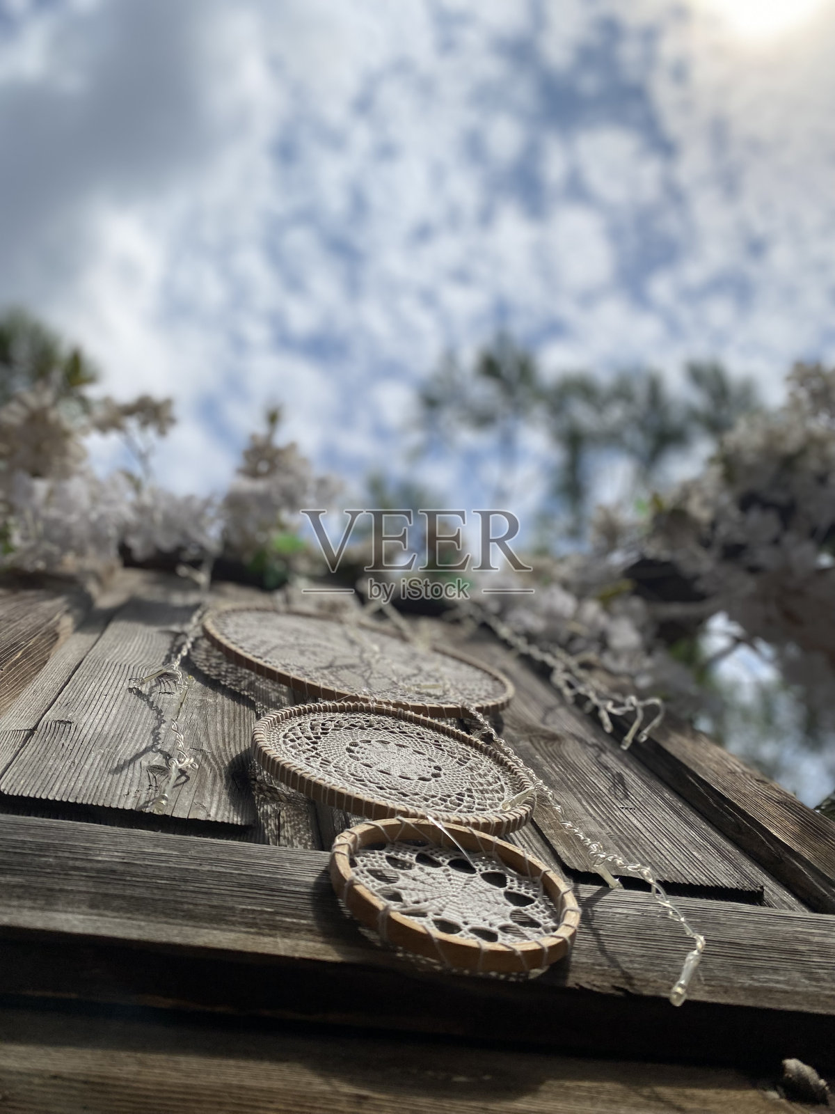 透过装饰的门可以看到太阳和树木照片摄影图片