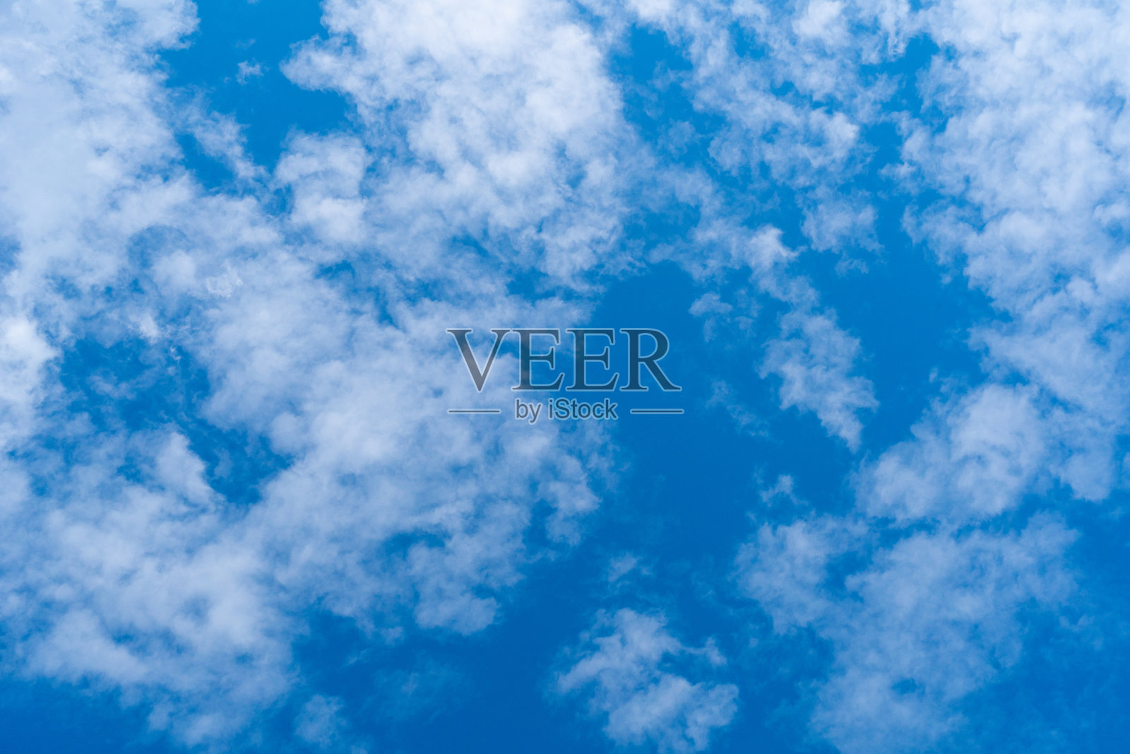 蓝天白云，晴朗多云的天空纹理背景，蓬松的云图案，晴朗的积云照片摄影图片